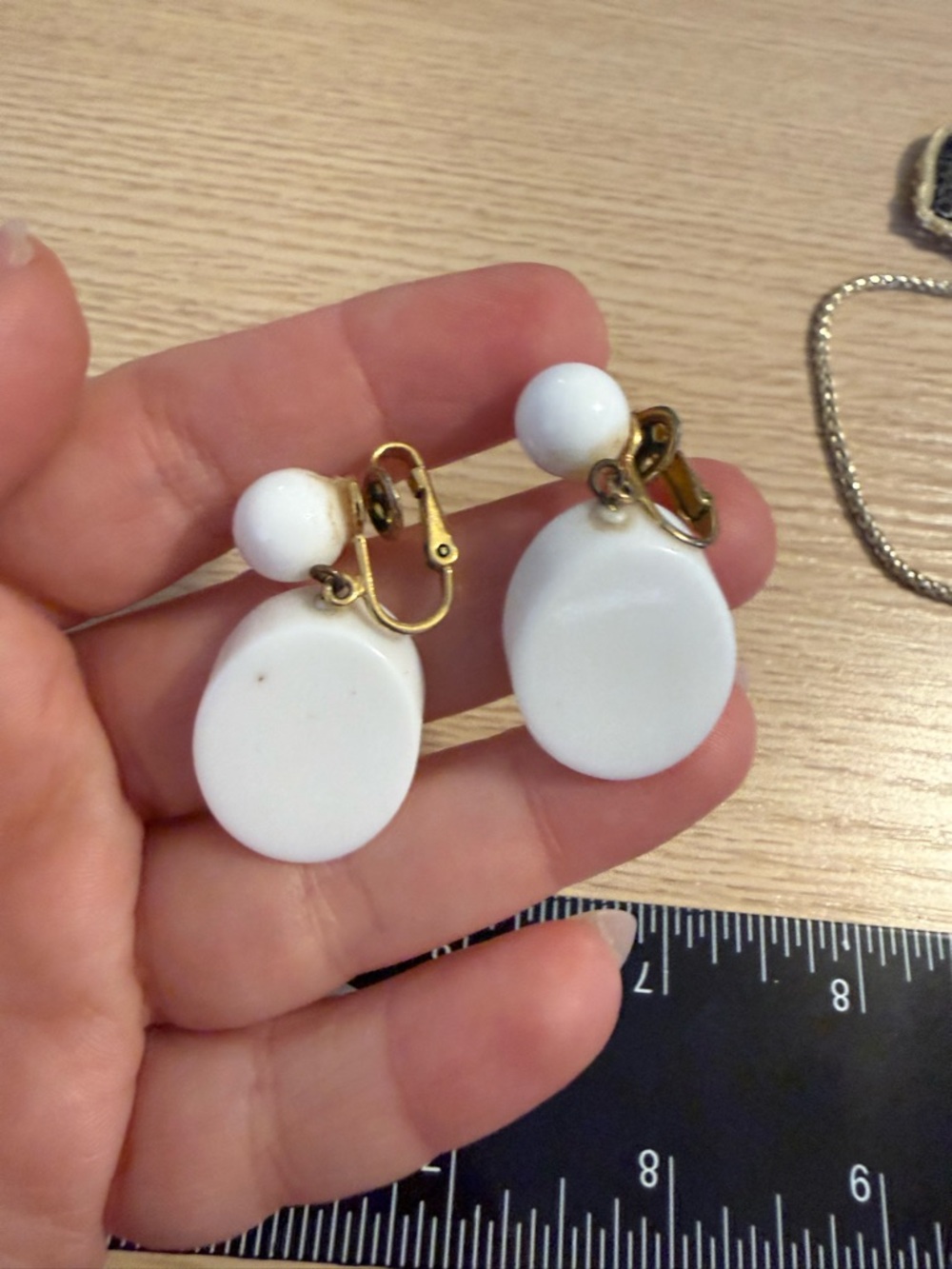 Vintage Crown Trifari White Milk Glass Oval Drop Clip On Earrings Gold Tone - Picture 4 of 4